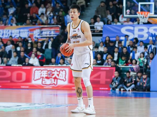 屋漏偏逢連夜雨！張鎮(zhèn)麟7中1僅得2分2板4助 末節(jié)受傷離場