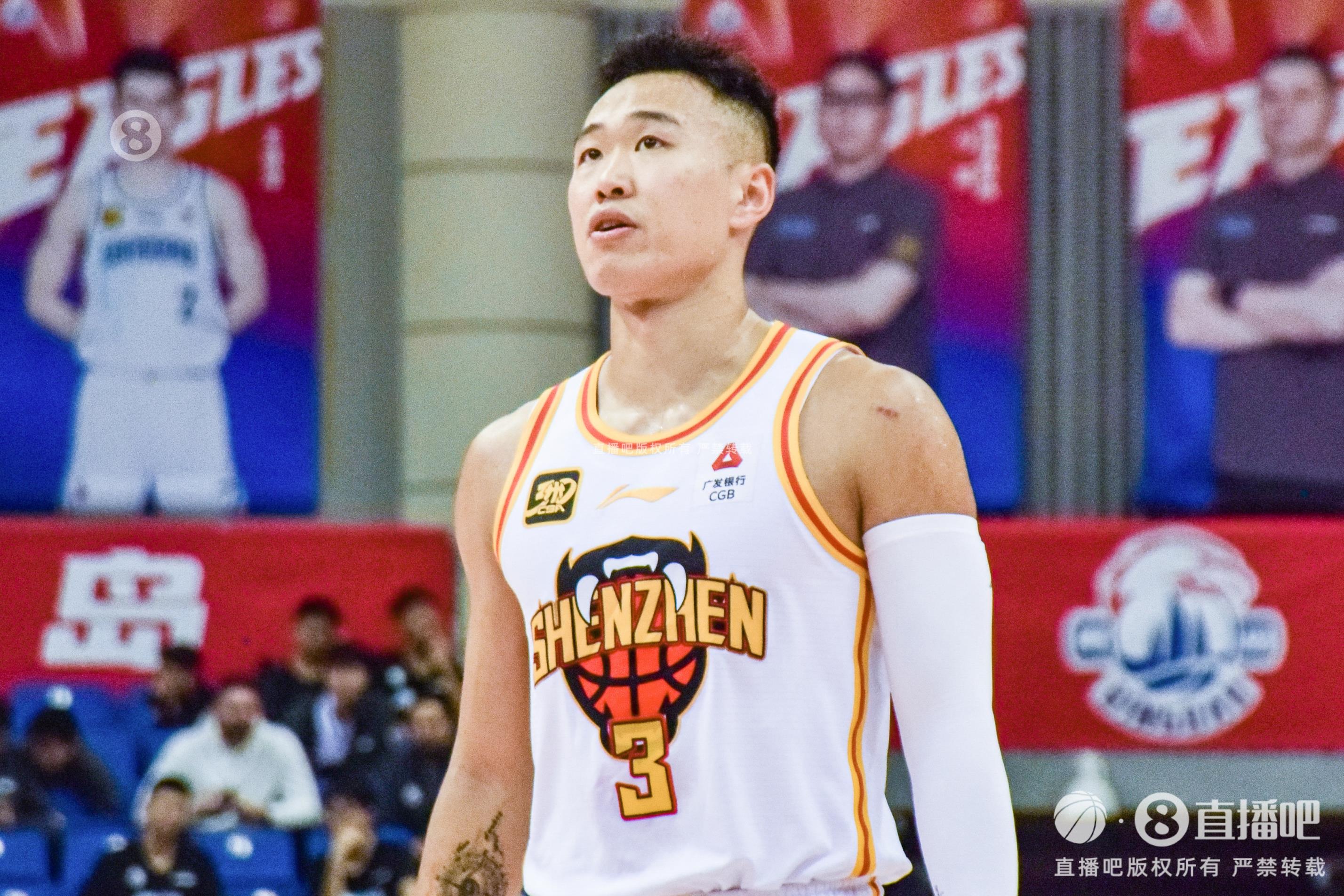 下半場(chǎng)沒(méi)給打！賀希寧14分鐘3中0無(wú)得分 僅拿3籃板